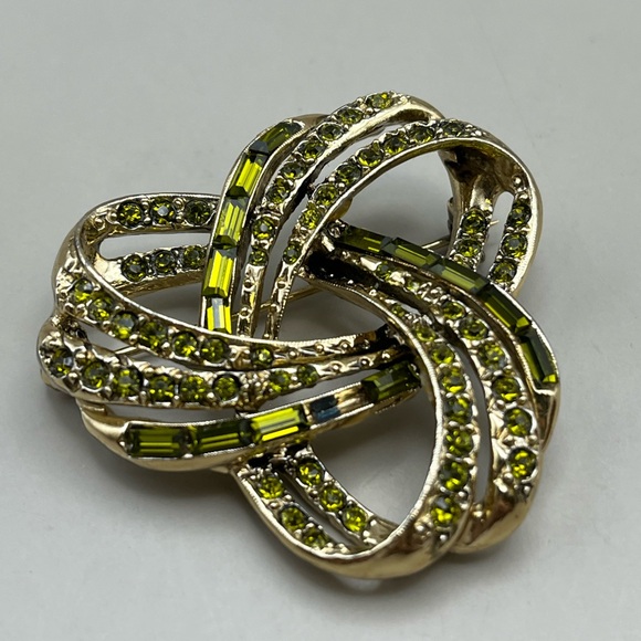 Elegant Gold and Green Brooch - Picture 1 of 3